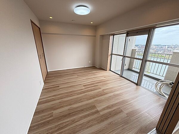 洋室7.6帖、リビング横のリバービューのお部屋です。