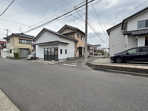 写真中央の道路が現地前面道路です。