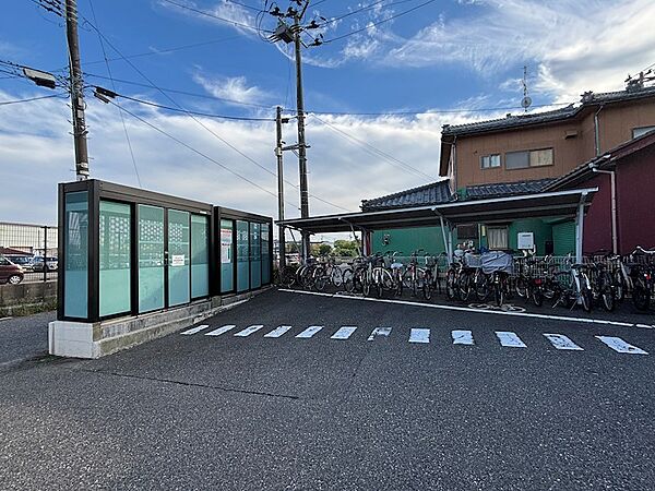 敷地内に駐輪場、ゴミステーションあり。