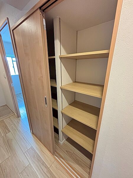 廊下に物入があり、消耗品のストックや掃除用品の収納に便利。