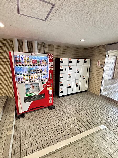 エントランスには自動販売機があり、雨に濡れずに冷たい飲み物を購入できます。
