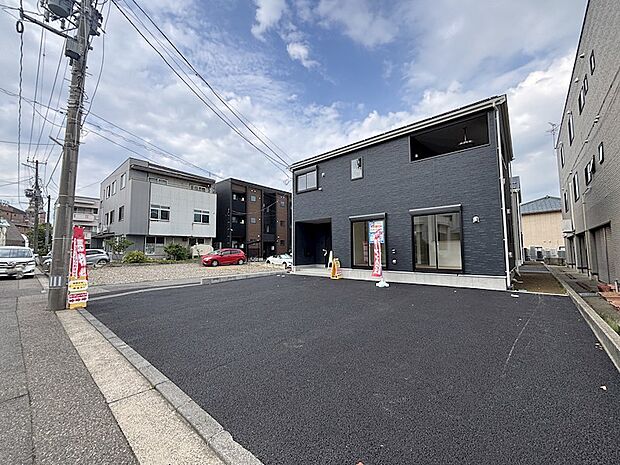 広々とした駐車場、バス通りにもアクセスの良い落ち着いた住宅街です。