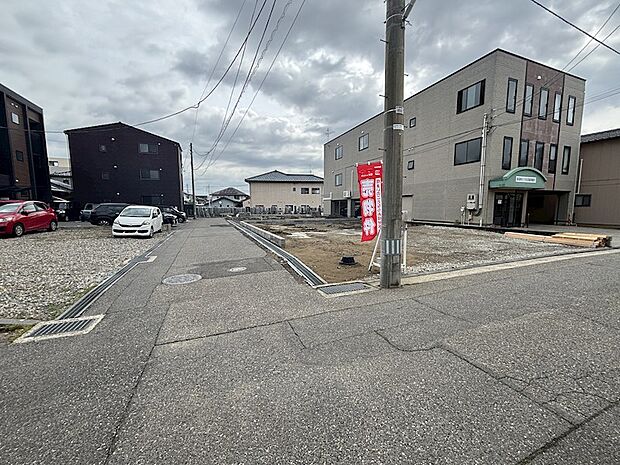 南側から見た敷地です。手前が1号棟となります。