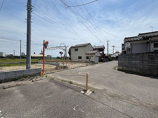 近隣は住宅が多く落ち着いたエリアです。