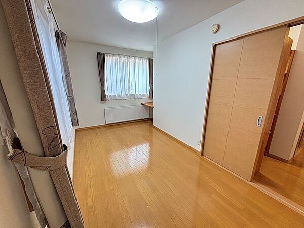 2階洋室7.1帖、主寝室としておすすめ。