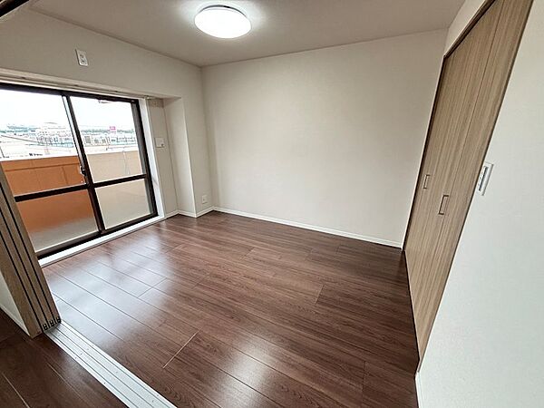 洋室5.7帖は、リビングとつなげて大きな1部屋としてに使用可能。