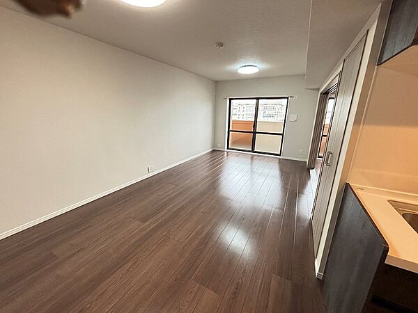 床、壁含めフルリフォーム済！ぜひご内見ください。