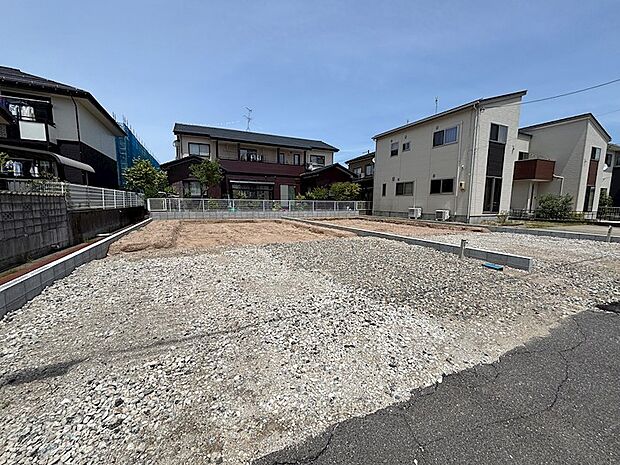 周辺は築の新しい戸建てが多く、子育て世代におすすめの住宅街。