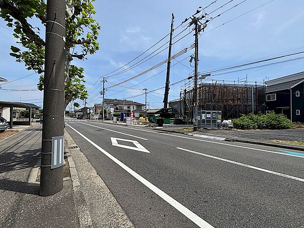 全面道路は14m、見通しの良い大通。