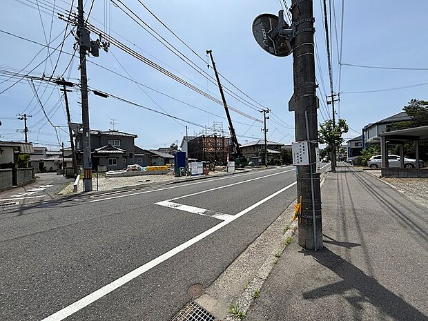 歩道があるので、お散歩やランニングも安心。