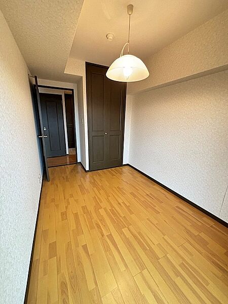 洋室5帖（角部屋）、各部屋5帖以上あり、スペースを無駄なく使えます。
