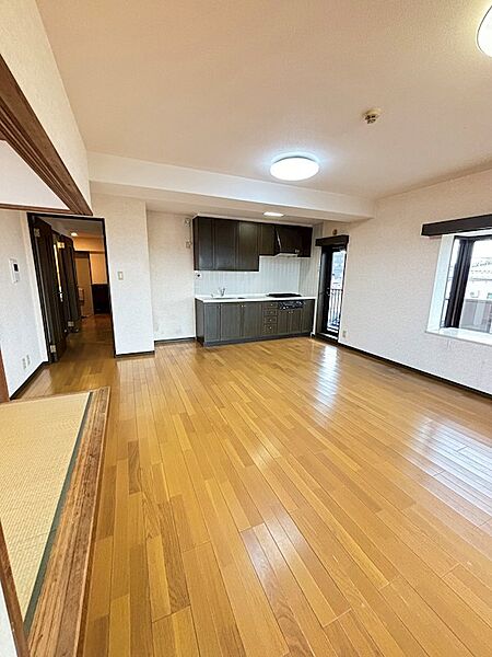 窓が多く、光の良く入るお部屋です。