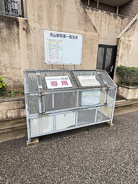 建物脇にゴミステーションがあるので、搬出も楽々！
