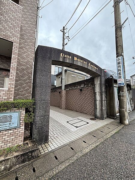 エントランス横は歩道が整備されています。