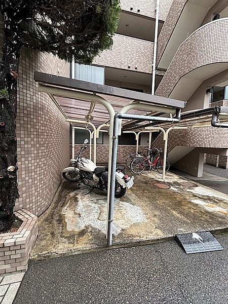 駐輪場は2，400円/年額で利用可能（要空き確認）