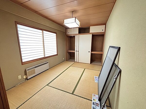 和室6帖、リビング横の、ゆっくりくつろげる空間です。