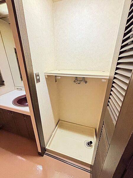 洗濯機置き場は、折戸で隠せます。