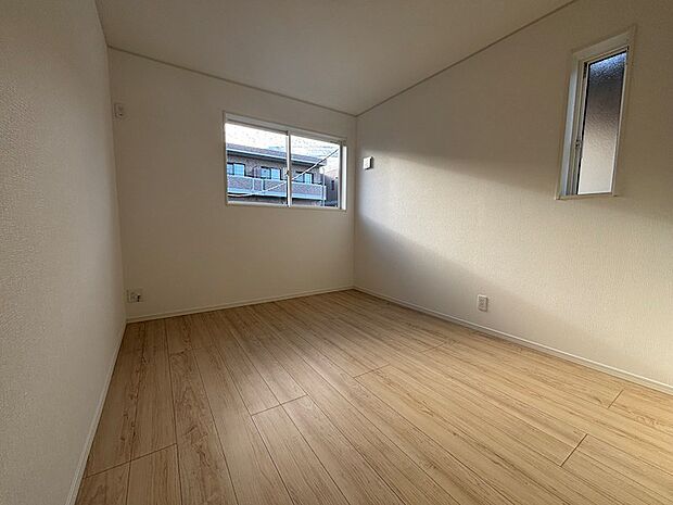 洋室5.7帖、2階の洋室は全部屋2方向に窓があり風通し良好。