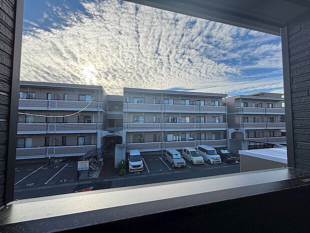 隣家まで距離があり、人目が気になりづらいです。