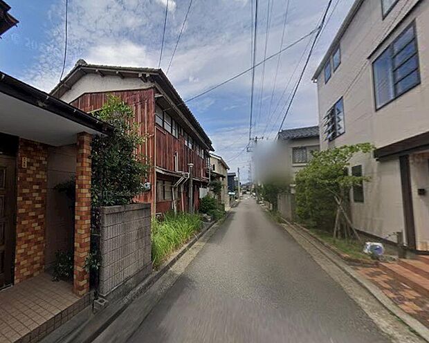画面左、茶色の住宅が所在地です。