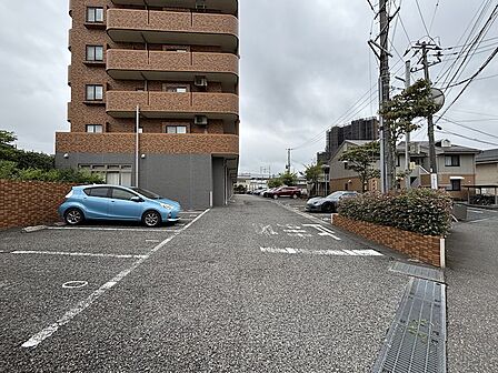 駐車スペースも広々、屋根付き、平置きなど各種あり。