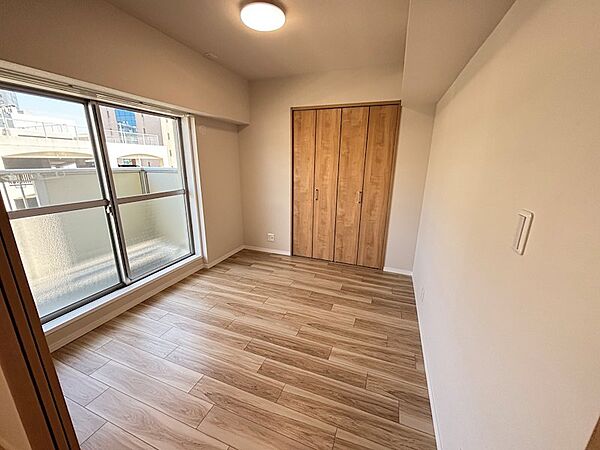 洋室4.6帖、大きな窓が明るいお部屋です。