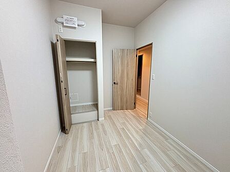 洋室4.6帖、各部屋クローゼットつき。