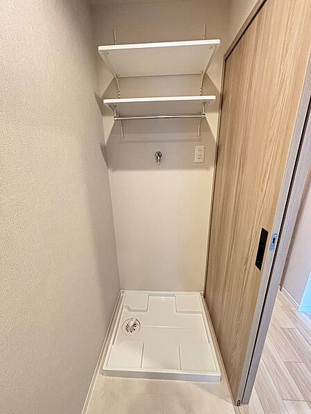 洗濯機置き場も広々、タオル掛けや棚付きで、スペースを有効活用できます。