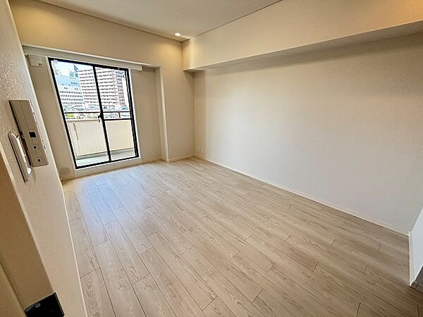 洋室7.5帖、どのお部屋からもバルコニーに出入りが可能。