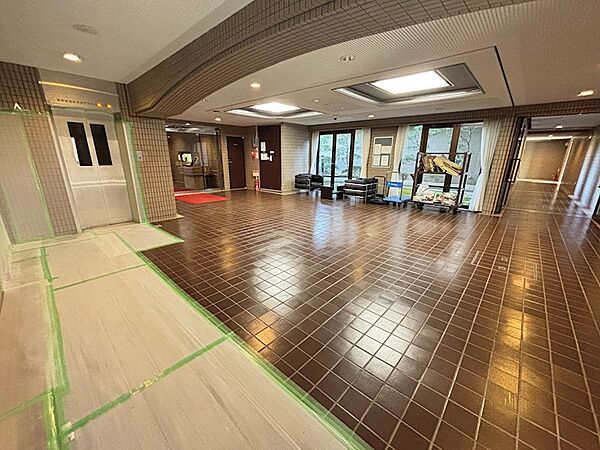 きちんと清掃された共用部は、分譲マンションならでは。※撮影時は引っ越し作業中のため、養生がしてあります。
