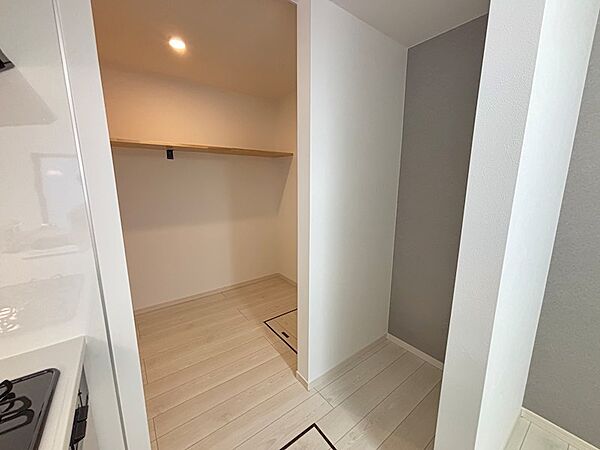 キッチン横のパントリーは、奥行きがあり消耗品の備蓄に便利です。
