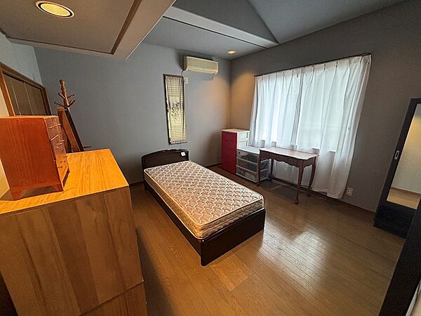 2階洋室はロフトつき、子供部屋にもおすすめ。