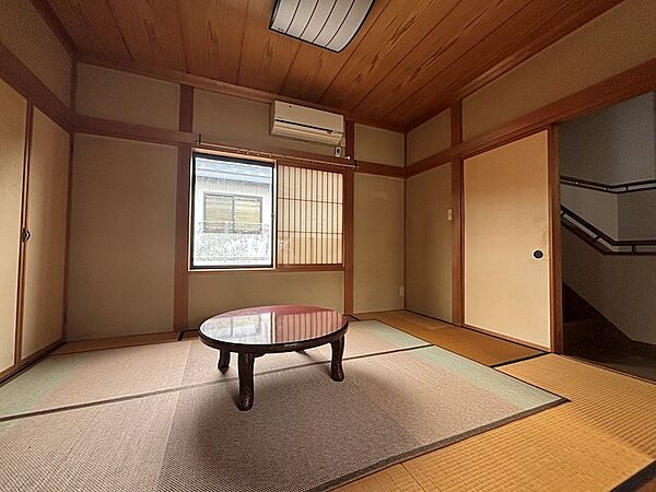 2階6帖和室、客間としてもおすすめです。