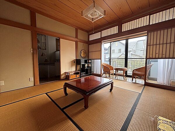 縁側のある8帖の洋室は、旅館のような品のある雰囲気です。