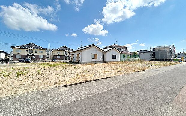 前面道路は6m、大型車の駐車も安心です。