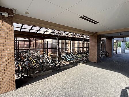 駐車場、駐輪場あり。