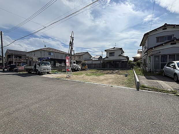 前面道路は6m、お車のすれ違いもスムーズ。