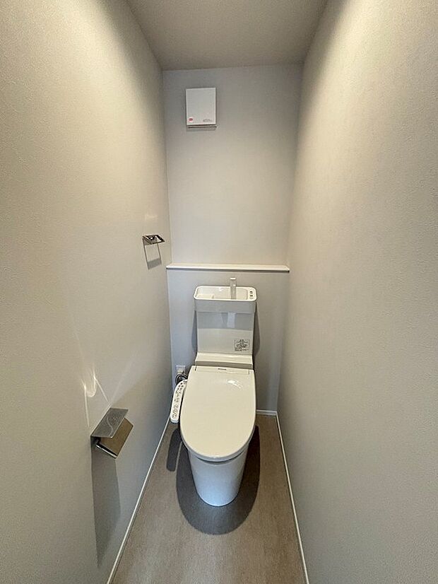 2階トイレは手洗い付き。