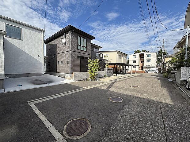 前面道路は6m、プライベート性の高い私道です。