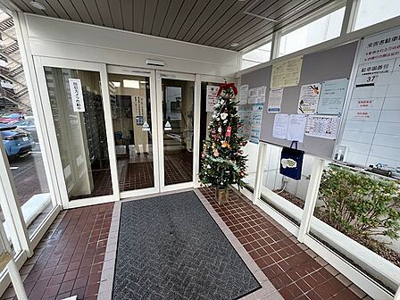 共用部に集合ポスト、エレベーターあり。