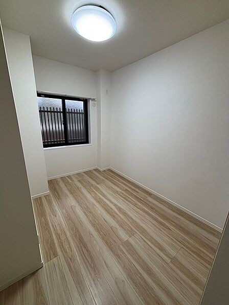 洋室4.5帖、窓は廊下側になります。
