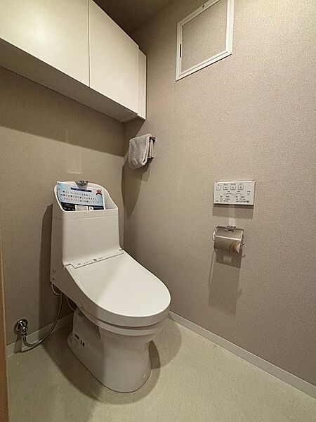 トイレにも収納棚が付いています、生活感を隠せて便利★