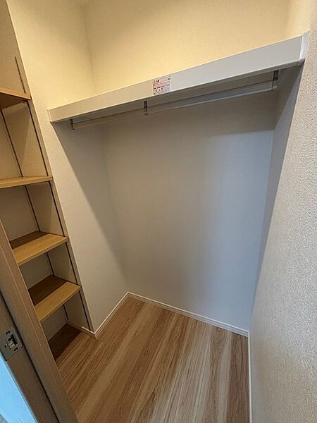 ウォークインクローゼットは奥行きがあり収納力◎