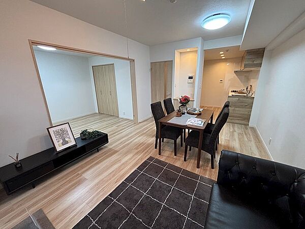 隣室の扉を開けると大きな1部屋としても仕様できます。開放感あり！
