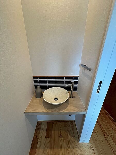 1階トイレはタンクレスでスッキリ、手洗い付きです
