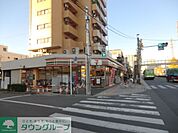 セブンイレブン 徒歩7分。コンビニ 530m