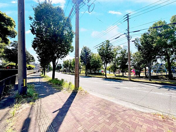 前面道路は歩道があり安心してウォーキング等楽しめそうですね♪