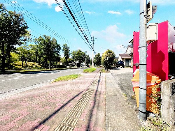 おうちの向かい側に公園がありますのでお子様がいるご家庭にも便利ですね♪