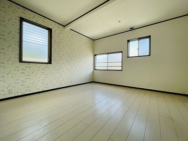 小窓が沢山ついているオシャレな洋室になります♪収納あり。