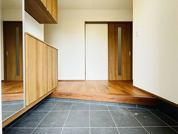 落ち着いた雰囲気の玄関！大きな鏡もあり、お出かけ前の服装チェックに便利です！